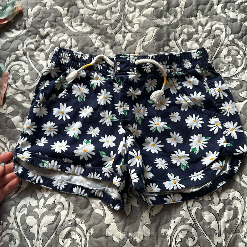 Girls youth size large old navy daisy print shorts